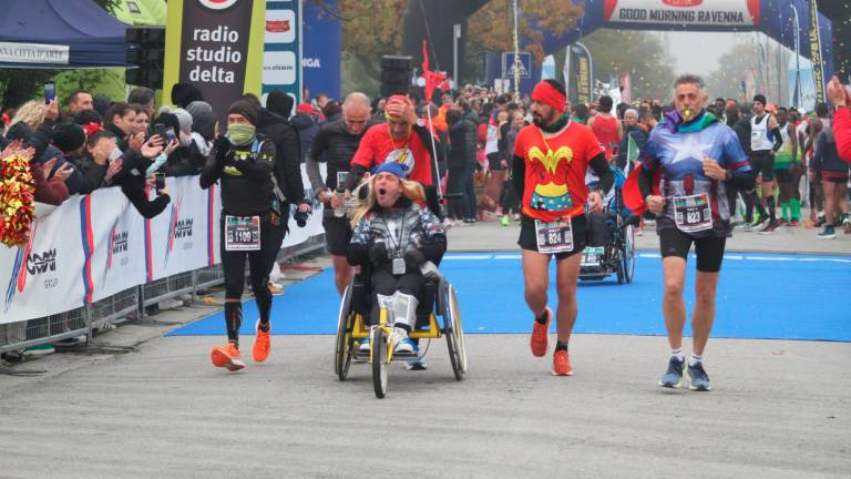 Maratona di Ravenna, una folla colorata attraversa la città GALLERY