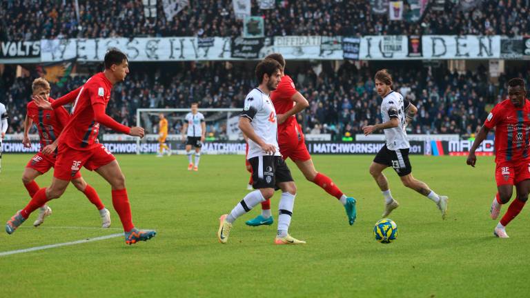 Cristian Shpendi tra Venturi e Kouan (foto Gianmaria Zanotti)