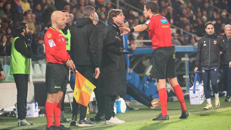 Il tecnico Michele Mignani faccia a faccia con l’arbitro Ghersini di Genova durante Cesena-Reggiana di una settimana fa (foto Gianmaria Zanotti)