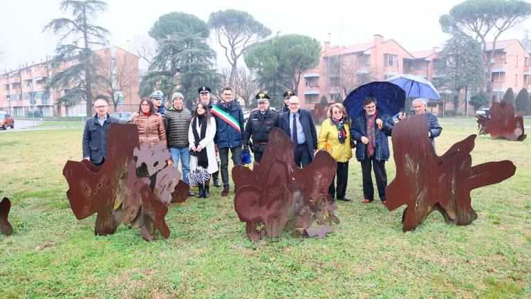 L’inaugurazione della rotonda intitolata all’artista FOTO MMPH