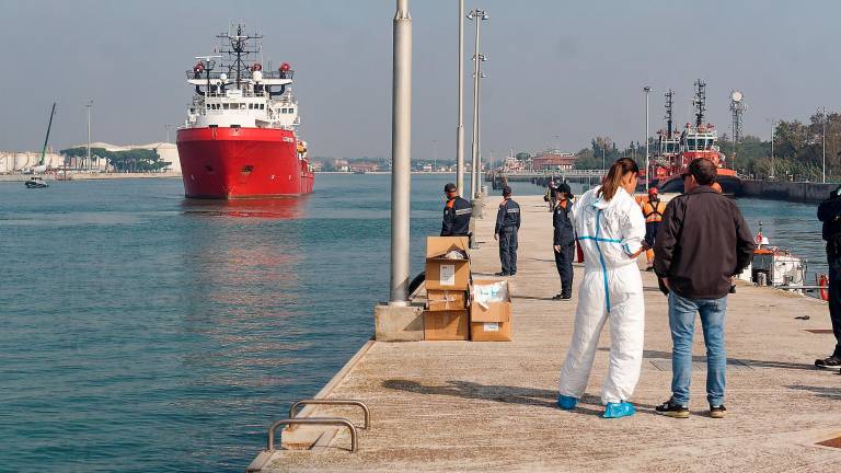 Ravenna, arrivata l’Ocean Viking al porto. A bordo 47 migranti