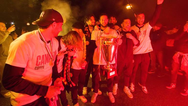 Delirio giallorosso per la Coppa Italia: I tifosi del Ravenna fanno festa con i giocatori al rientro dopo la vittoria del trofeo VIDEO GALLERY