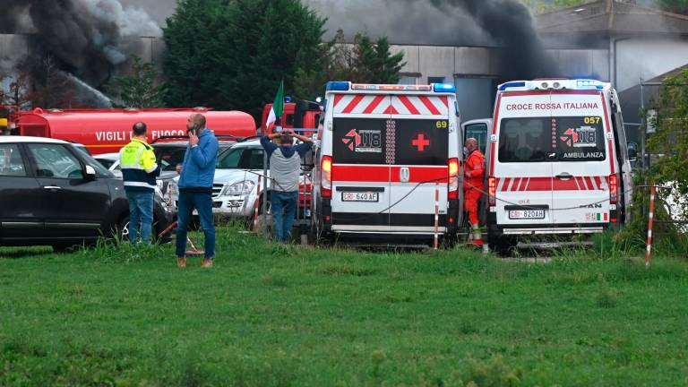 Meldola, violento incendio allo sfasciacarrozze, altissima colonna di fumo VIDEO e FOTOGALLERY