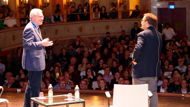 Imola, teatro comunale gremito per la conferenza dei prof Alessandro Barbero e Massimo Montanari e la storia diventa uno show al Baccanale