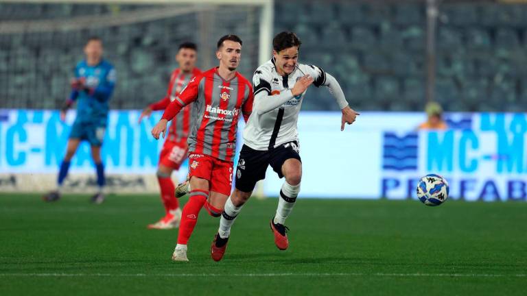 Matteo Francesconi se ne va via di forza a Jari Vandeputte nel match vinto dal Cesena in casa della Cremonese (Rega)