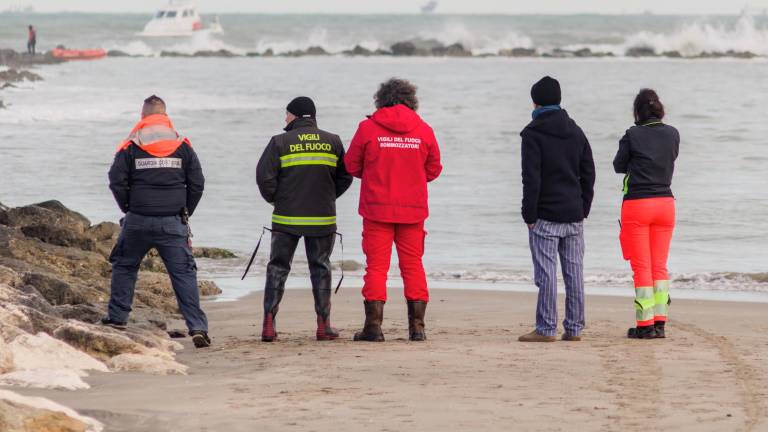 Ravenna. Salvato in mare un giovane surfista aggrappato agli scogli