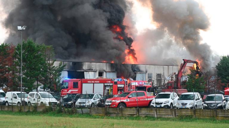 Meldola, violento incendio allo sfasciacarrozze, altissima colonna di fumo VIDEO e FOTOGALLERY