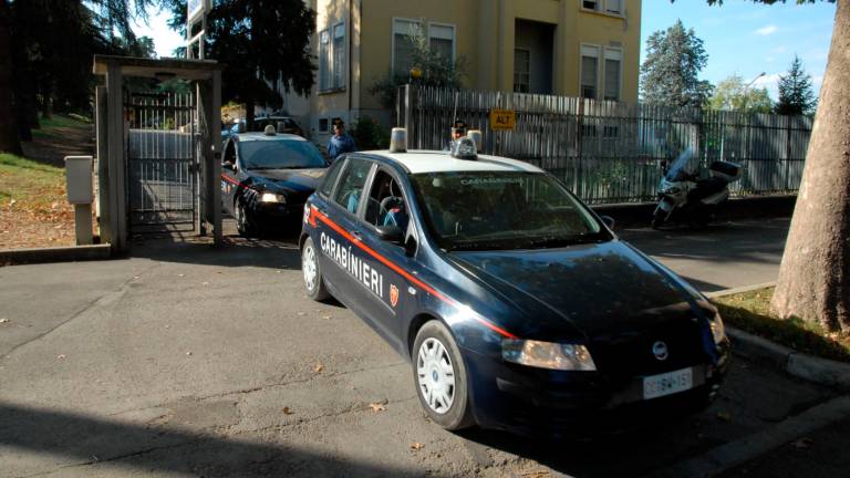 Castrocaro, fermato dopo un controllo se ne va, ritorna e investe il comandante dei carabinieri