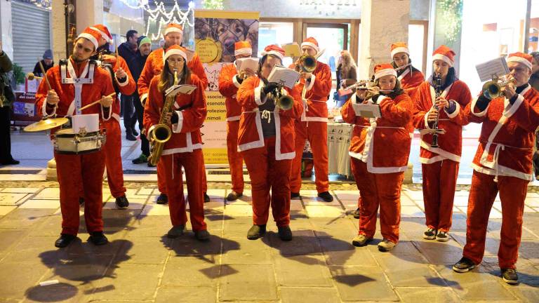 A Cesena i Babbi Natale sfrecciano in Vespa e portano doni ai bambini VIDEO e FOTOGALLERY