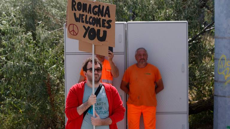 Spunta un cartello di benvenuto per i migranti: la Sea Eye è sbarcata a Ravenna. Il sindaco: “Il sistema dell’accoglienza non funziona” - Gallery