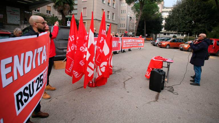 Ravenna, “basta aggressioni e un giusto contratto al personale sanitario”: Fp Cgil manifesta davanti all’ospedale - Gallery