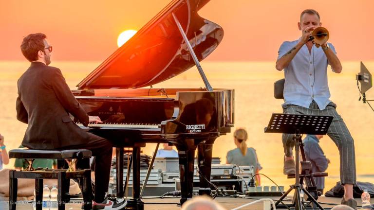 Riccione, il jazz e l’alba sul mare: la magia della musica di Pino Daniele suonata da Fabrizio Bosso e Julian Oliver Mazzariello - Gallery