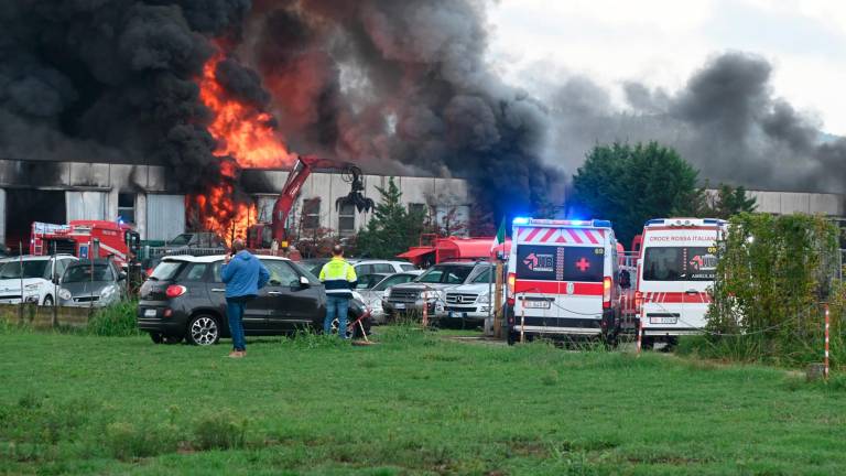 Meldola, violento incendio allo sfasciacarrozze, altissima colonna di fumo VIDEO e FOTOGALLERY