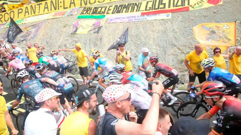 Tour de France, sul Barbotto muro di folla del popolo di Pantani: “Giustizia per Marco” VIDEO GALLERY