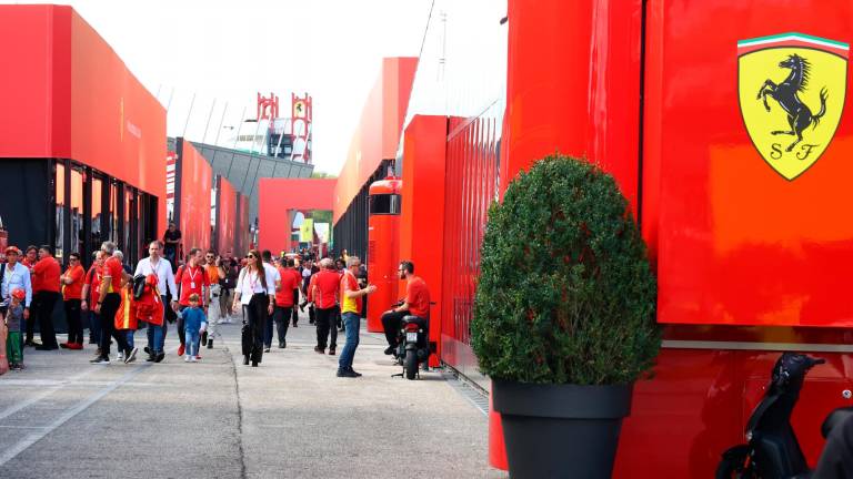 Imola, il mondo Ferrari in passerella sulla pista e nel paddock e sabato mattina il Ferrari Show dal centro città fino all’autodromo