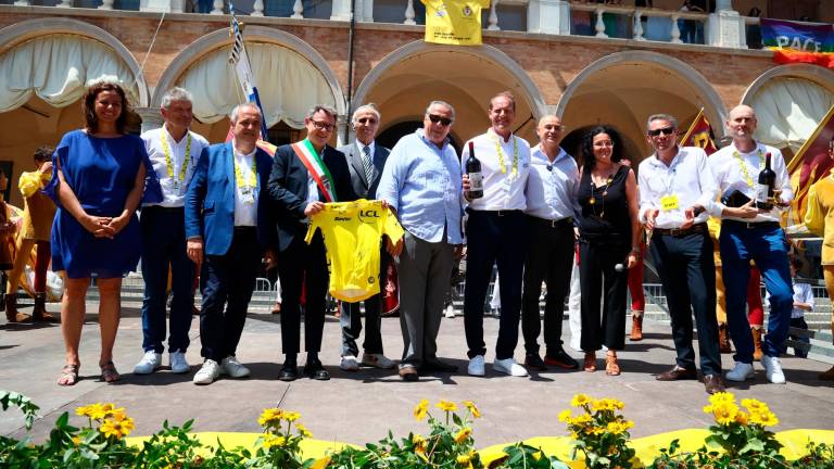 Tour de France: l’omaggio a Ercole Baldini a Faenza, i figli donano il loro vino a Prudhomme VIDEO GALLERY