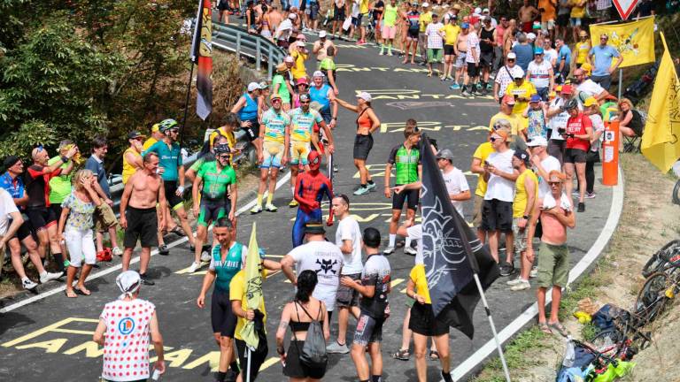 Tour de France, sul Barbotto muro di folla del popolo di Pantani: “Giustizia per Marco” VIDEO GALLERY