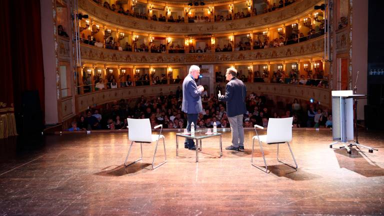 Imola, teatro comunale gremito per la conferenza dei prof Alessandro Barbero e Massimo Montanari e la storia diventa uno show al Baccanale