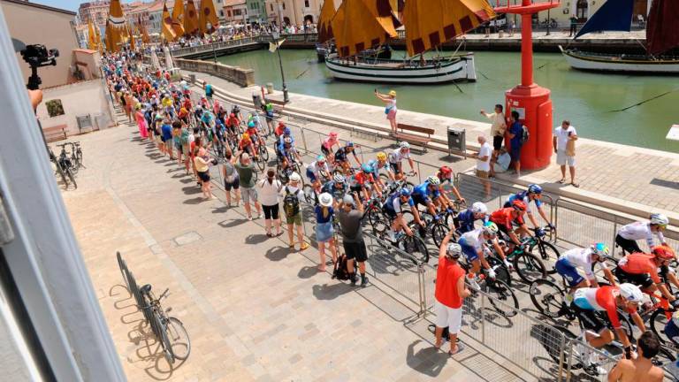 Tour de France a Cesenatico: lo spettacolo della partenza in un mare di folla - VIDEO GALLERY