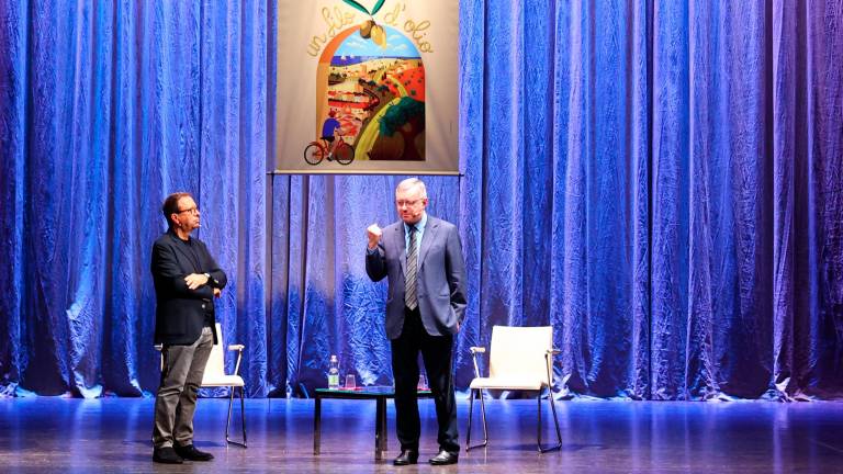 Alessandro Barbero e Massimo Montanari sul palco del Baccanale introdotti dall’assessore alla Cultura Giacomo Gambi FOTO MMPH