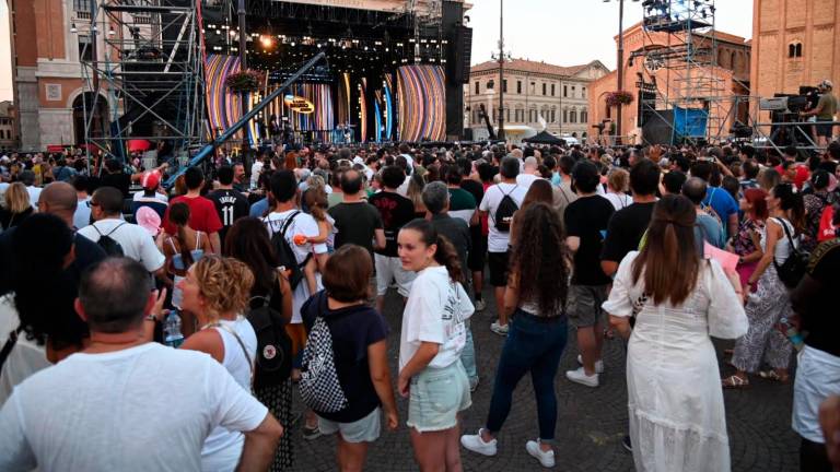 In migliaia in piazza a Forlì per il concerto di Radio Bruno con Elettra Lamborghini, Coma_Cose e Renga e Nek - Gallery