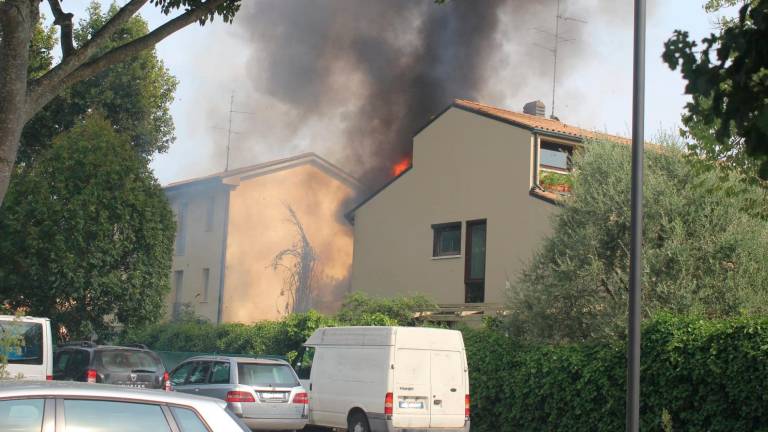 Un momento dell’incendio, quando alcune lingue di fuoco sfioravano il tetto della casa coinvolta (Fotoservizio Massimo Fiorentini)