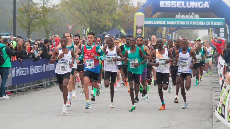 Maratona di Ravenna, una folla colorata attraversa la città GALLERY