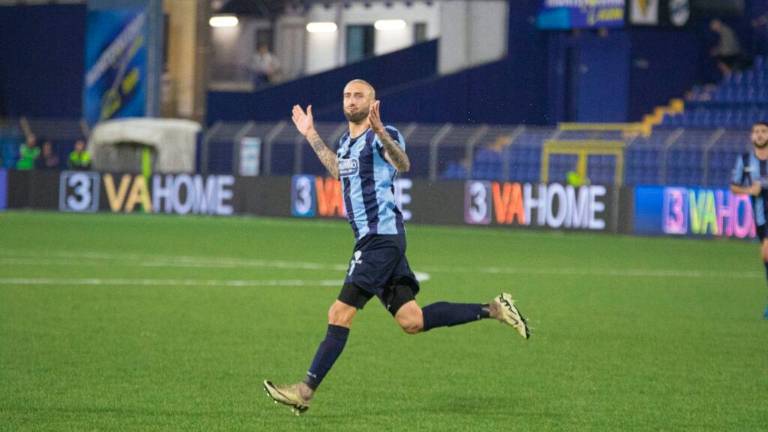 Carlo Ilari esulta dopo un gol realizzato in maglia Lecco( foto leccocalcio1912.com)