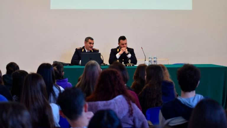 Cesena, “siate attivi contro bullismo e cyber-bullismo”: la Polizia incontra gli studenti del Liceo linguistico