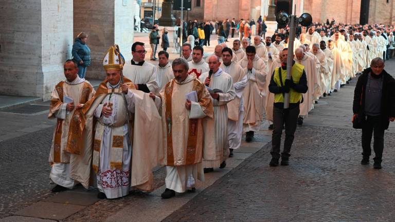 Forlì. Il vescovo Livio Corazza ha aperto il Giubileo in città: pellegrinaggio da San Mercuriale al Duomo FOTO