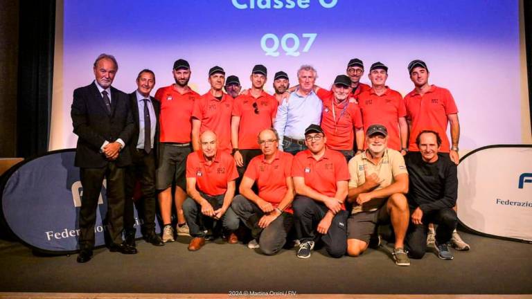 L’equipaggio di QQ7, skipper Salvatore Costanzo, premiato come vincitore della classe 0 nel Campionato italiano offshore