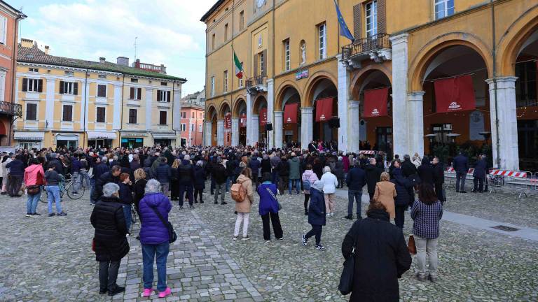 Cesena. Bagno di folla in piazza del Popolo per l’abbraccio con il nuovo vescovo Caiazzo. FOTO GALLERY