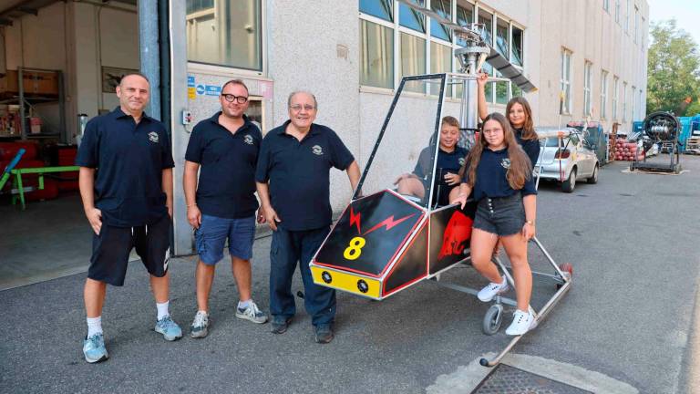 L’elicottero di Pino Caparco (al centro) in posa con figli e nipoti