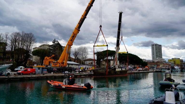 Rimini, dopo 6 mesi iniziati i lavori per rimuovere il peschereccio affondato GALLERY