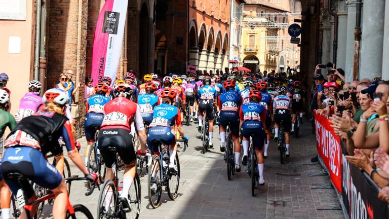 Ciclismo, In tanti in piazza Matteotti a Imola per la partenza della quarta tappa del Giro d’Italia Women GALLERY E VIDEO