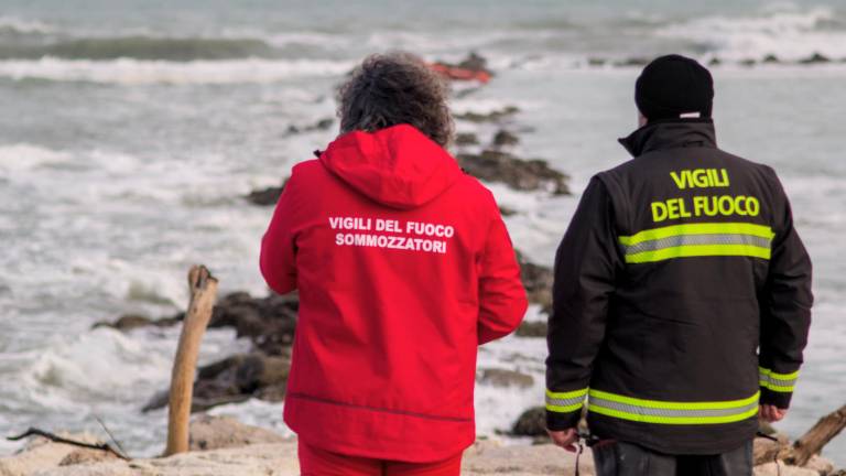 Ravenna. Salvato in mare un giovane surfista aggrappato agli scogli