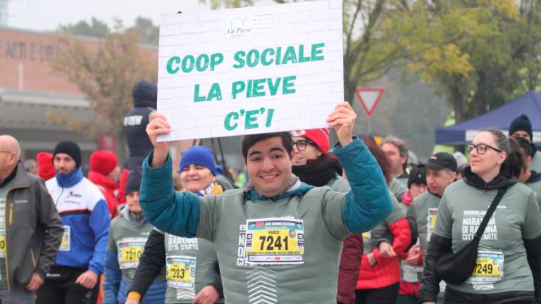 Maratona di Ravenna, una folla colorata attraversa la città GALLERY