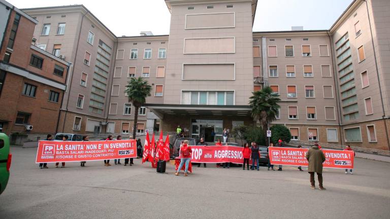 Ravenna, “basta aggressioni e un giusto contratto al personale sanitario”: Fp Cgil manifesta davanti all’ospedale - Gallery