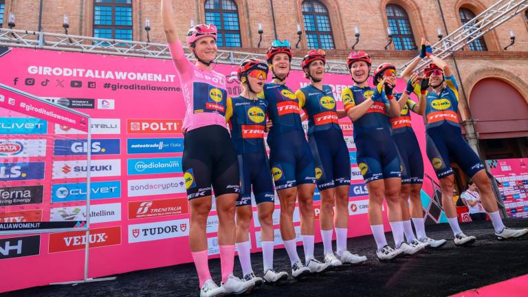 Ciclismo, In tanti in piazza Matteotti a Imola per la partenza della quarta tappa del Giro d’Italia Women GALLERY E VIDEO