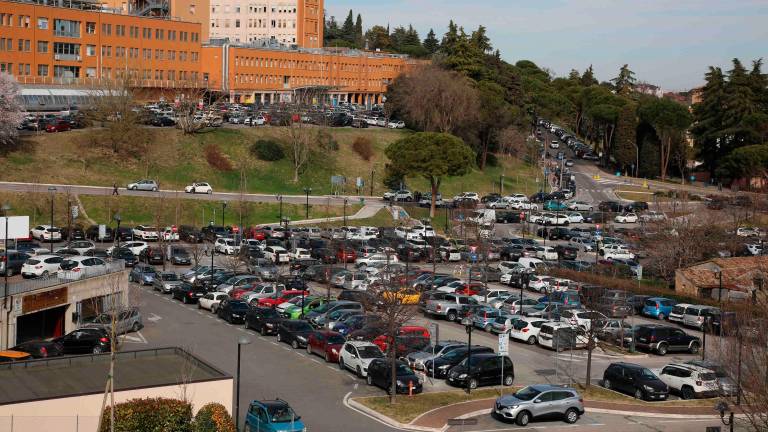 L’ospedale Bufalini e uno dei parcheggi al servizio del nosocomio