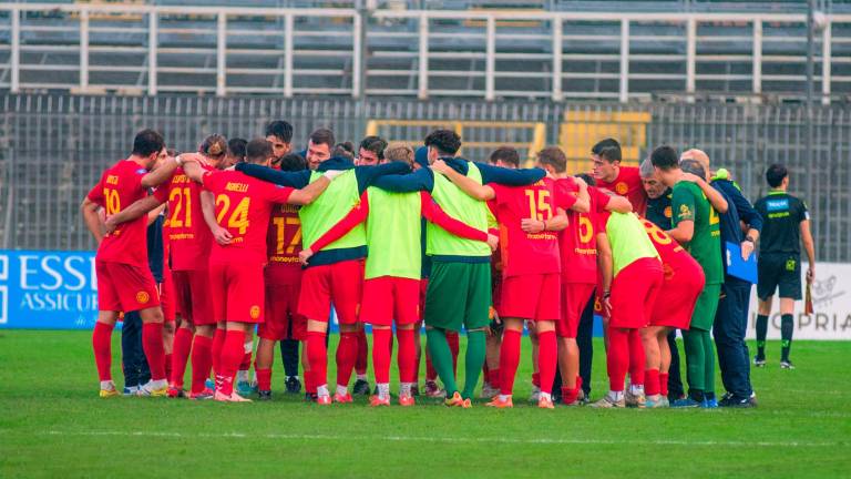 L’esultanza di gruppo della squadra giallorossa al termine del derby col San Marino foto MASSIMO FIORENTINI