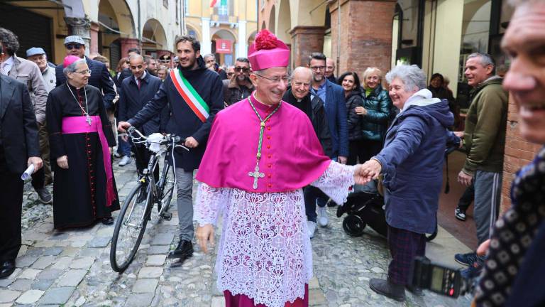 Cesena. Bagno di folla in piazza del Popolo per l’abbraccio con il nuovo vescovo Caiazzo. FOTO GALLERY