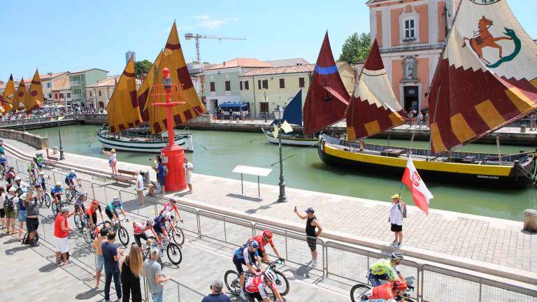 Tour de France a Cesenatico: lo spettacolo della partenza in un mare di folla - VIDEO GALLERY