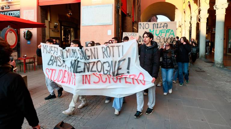 Imola, gli studenti in piazza: “Ci servono più aule, non più bombe” VIDEO GALLERY