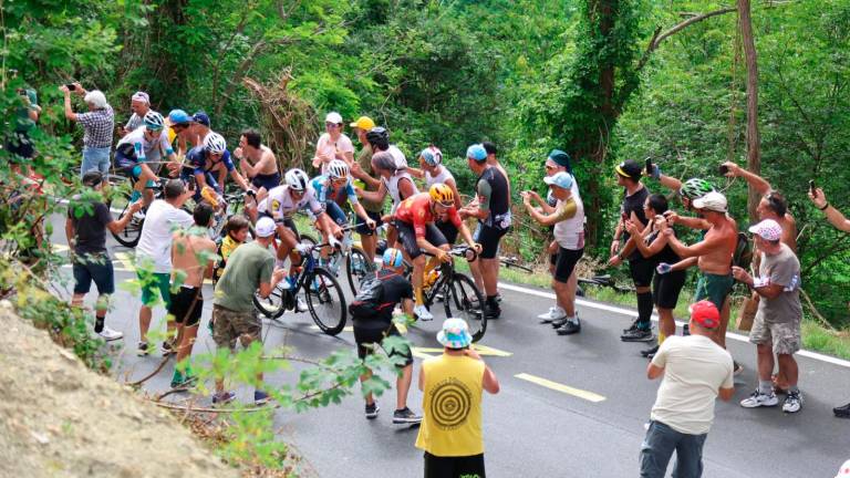 Tour de France, sul Barbotto muro di folla del popolo di Pantani: “Giustizia per Marco” VIDEO GALLERY