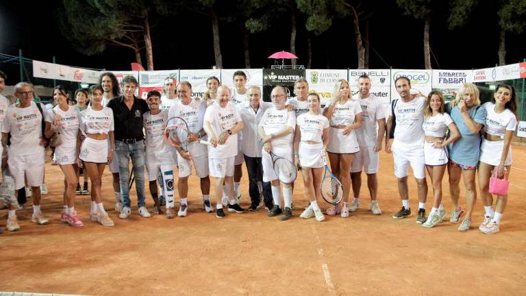 Foto di gruppo con i partecipanti della passata edizione del Vip Master di Milano Marittima