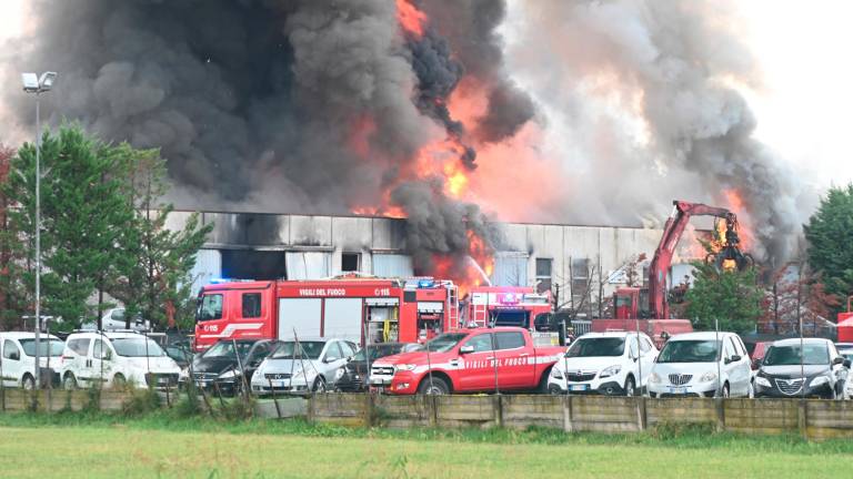 Meldola, violento incendio allo sfasciacarrozze, altissima colonna di fumo VIDEO e FOTOGALLERY