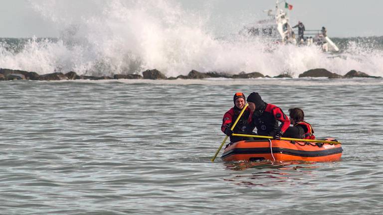 Ravenna. Salvato in mare un giovane surfista aggrappato agli scogli