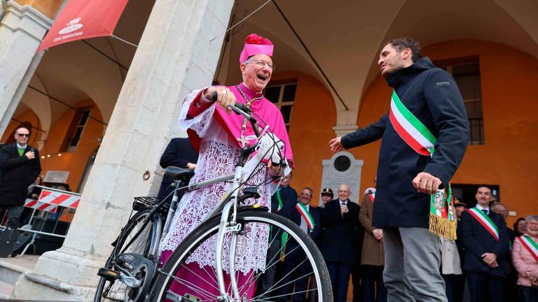 Cesena, una bicicletta e una poesia i doni del sindaco Lattuca al nuovo vescovo