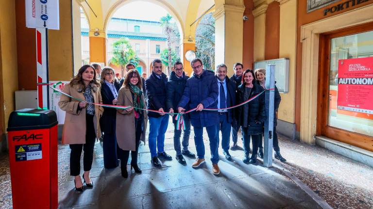 Il taglio del nastro della Casa della comunità all’ospedale vecchio con i sindaci di Imola e Mordano (foto mmph)